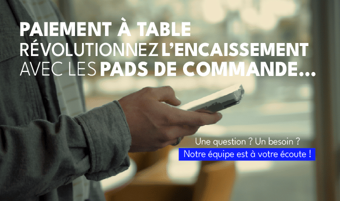 Mains tenant un pad de commande mobile. Texte: 'Paiement à table, révolutionnez l'encaissement avec les pads de commande. Notre équipe est à votre écoute !'