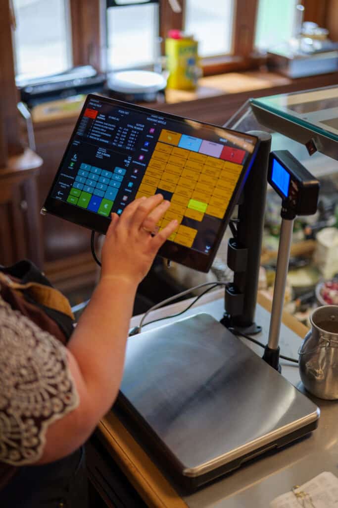 Tacteo installe des balances connectées pour boulangeries, épiceries et métiers de bouche à Pau, Tarbes et dans le Béarn. Pesée automatique reliée à la caisse. Devis gratuit.